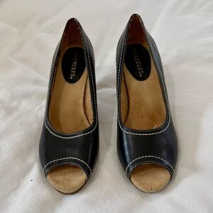 ✨ Aerosoles Black Sleigh Thread Peep Toe Wedges – Size 8 ✨